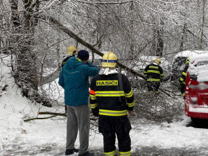 Sníh komplikoval od ranních hodin situaci na silnicích.