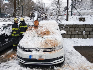 Sníh komplikoval od ranních hodin situaci na silnicích.