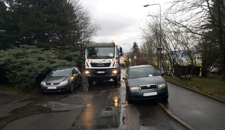 Špatně zaparkovaná vozidla komplikují průjezd složkám IZS i popelářům.