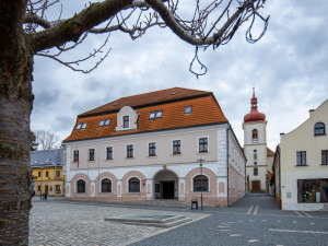 Hrádecká radnice prochází rekonstrukcí. Provozu se ale opravy nedotknou