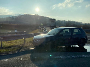 Na Hraběticích skončil autobus v příkopu, u Bílého Kostela a Jeřmanic se srazily osobáky