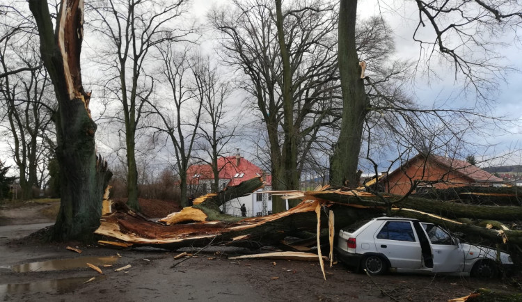 FOTO: Kalamita trvá, bez proudu jsou stále tisíce lidí