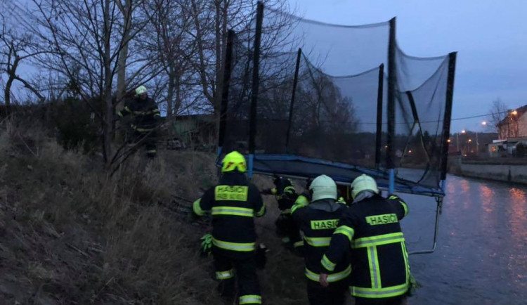 V Hrádku letěla dětská trampolína