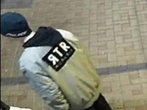 Policisté hledají svědky na fotografiích.