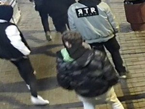 Policisté hledají svědky na fotografiích.