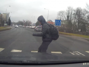 VIDEO: Jedno auto na přechodu pustilo mladíka, druhé ho srazilo