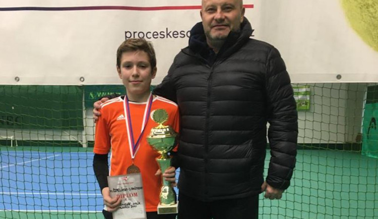 Matouš Čepelík s trenérem.