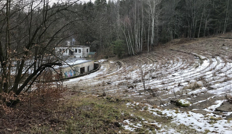 Zchátralý amfiteátr