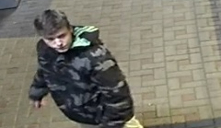 Policisté hledají svědky na fotografiích.