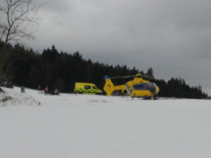 Při sjezdu v Bedřichově se vážně zranil běžkař. Do nemocnice ho transportoval vrtulník