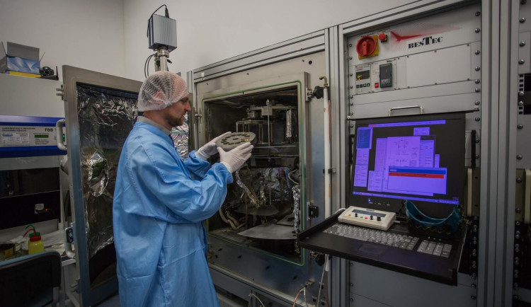 VIDEO: Vědci v Turnově se podílejí na výrobě družice, která jako první zmapuje sluneční póly