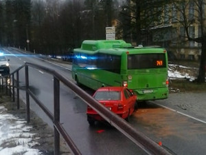 Srážka autobusu s autem ve Smržovce. Při nehodě se zranili dva lidé