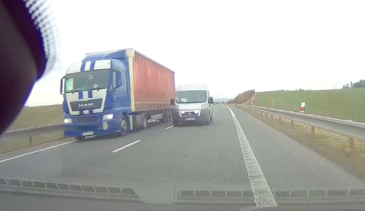 Nebezpečné předjíždění dodávky