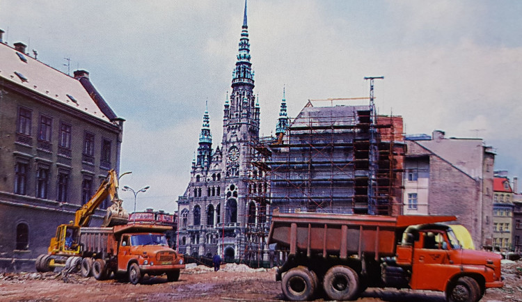 Část náměstí byla v osmdesátých letech postavena znovu