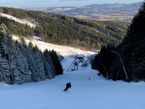 Lyžaře neodradil vítr, ani déšť. Lidí bylo méně, přesto se jich do hor vydaly tisíce