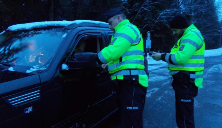 Policisté se zaměřili na provoz aut v zimě. Celkem odhalili skoro čtyřicet přestupků