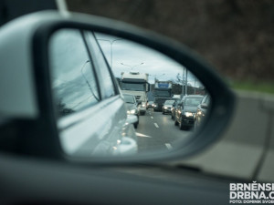 RANNÍ NEHODY: U Jeřmanic i v Jablonci se srazil náklaďák s osobáky