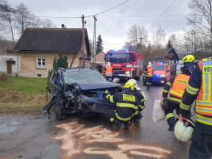 FOTO: Auto ve Václavicích narazilo do betonového sloupu. Řidič se zranil