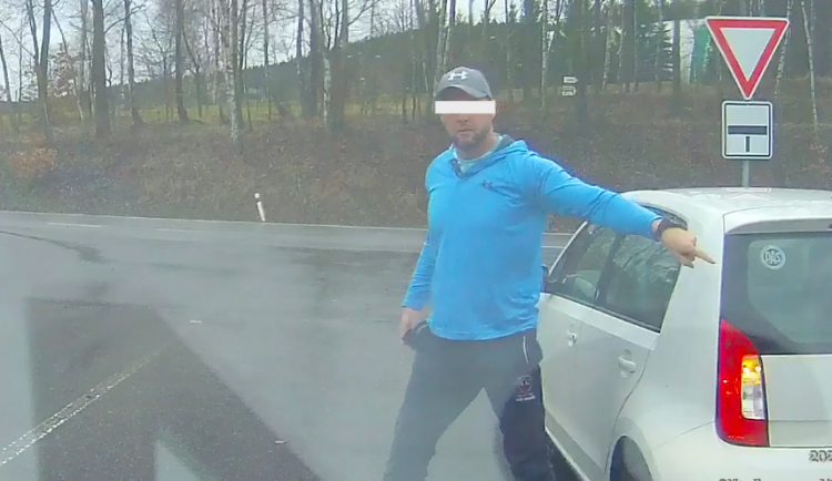 Řidič u Bílého Kostela vybržďoval dodávku a donutil ji zastavit. Druhému z řidičů vyhrožoval
