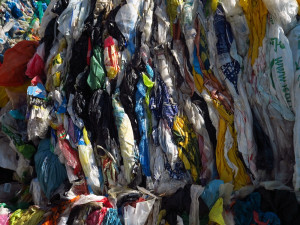 Balíky s vytříděným plastovým odpadem.