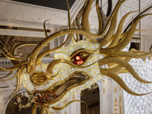 Jak se rodili draci pro hotel na ostrově Saipan.