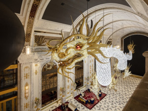 FOTO/VIDEO: Lasvit vytvořil jedinečné skleněné draky s miliony křišťálů, které zdobí hotel v Tichomoří