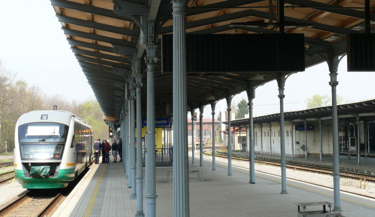 Liberecké nádraží má v současnosti modernizované 2. a 5. nástupiště s výškou hrany 550 mm. Na pravém snímku je dobře viditelná původní výška 4. nástupiště vpravo. Správa železnic však plánuje modernizaci i těchto původních částí nástupišť.