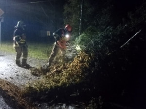 FOTO: V souvislosti s větrem vyjížděli hasiči téměř ke 200 událostem