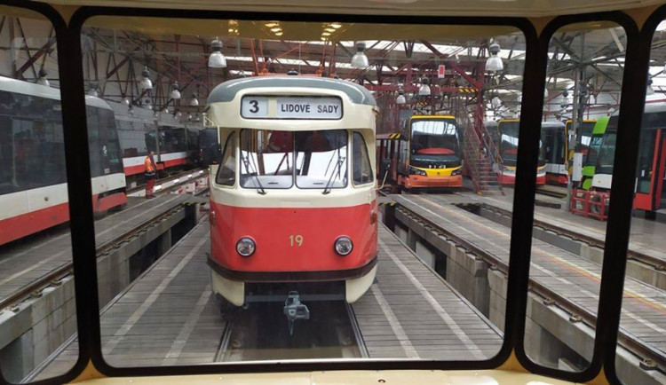 FOTO: Tramvaje T2 se vrací do provozu. Jezdit už nebudou v Liberci, ale v Praze