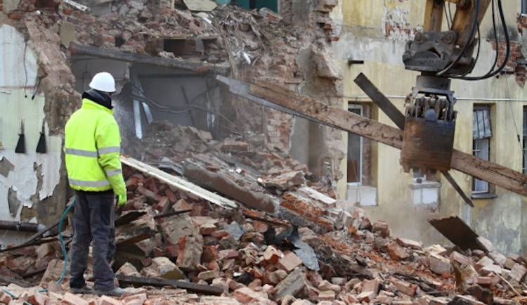 FOTO: V Turnově začala demolicí stavba komunitního centra