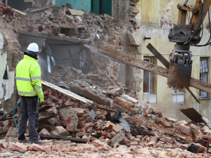 FOTO: V Turnově začala demolicí stavba komunitního centra