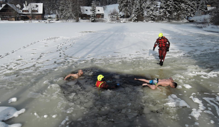 Policisté se doledové vody vydali jen v plavkách.
