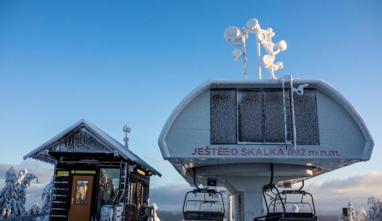 Skiareál Ještěd láká lyžaře na závěr zimní sezóny cenami vedlejší sezóny