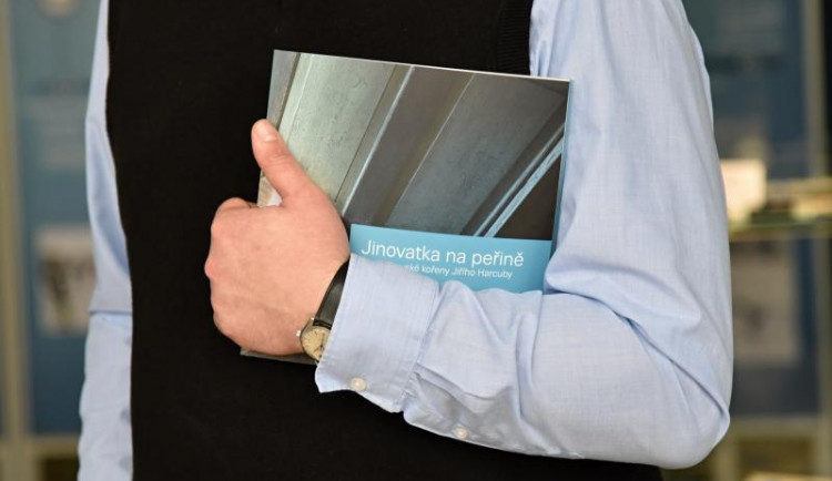 Kniha Jinovatka na peřině připomíná významného české skláře Jiřího Harcubu