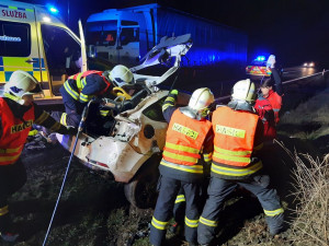 FOTO: Vážná nehoda u Chlumu. V autě po nehodě zůstal zaklíněný člověk