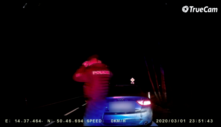 Zdrogovaný řidič ujížděl policistům. S autem uvízl v rozbahněném poli