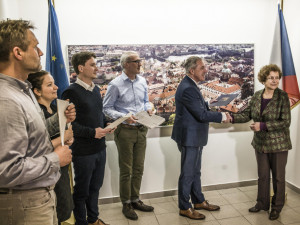 Oficiální předání petice proti Turówu v Bruselu.