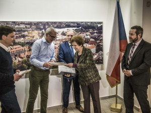 Oficiální předání petice proti Turówu v Bruselu.