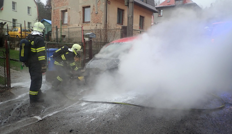 V Ruprechticích ráno hořelo auto na plyn