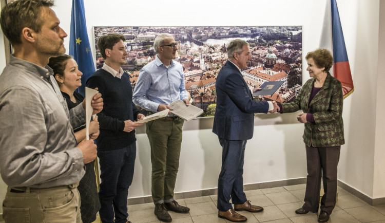 Oficiální předání petice proti Turówu v Bruselu.