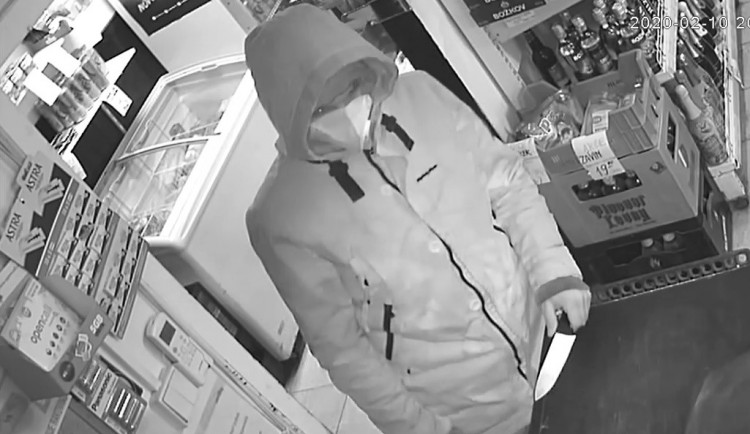 Zloděj v roušce hrozil nožem a odnesl si peníze