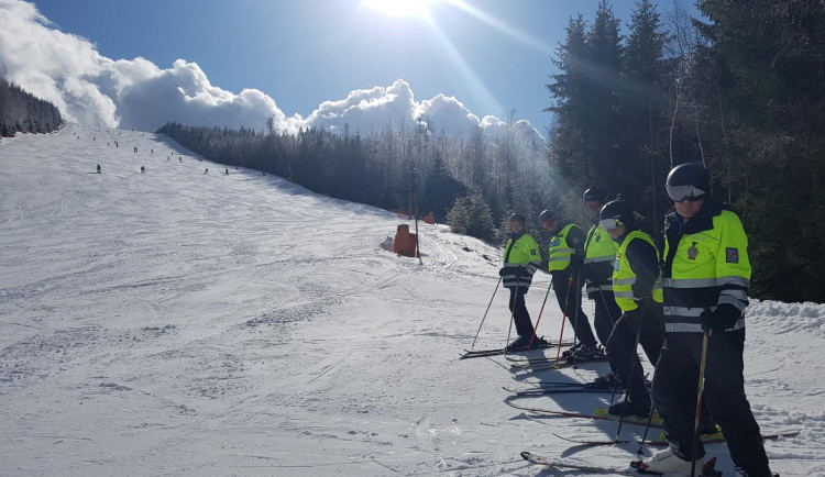 Policisté se vydali na svahy na lyžích.