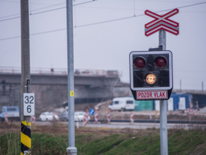 Ze střetu autobusu s vlakem se vyklubalo auto mezi závorami