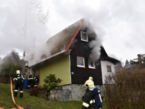 Ve Skalici u České Lípy zasahovali hasiči u požáru zahradní chatky
