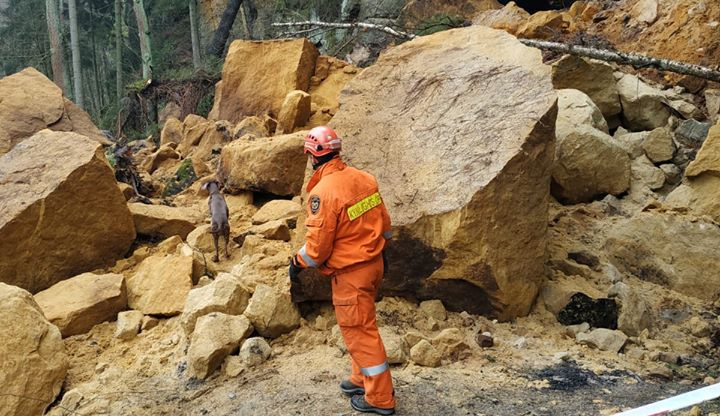 Foto z místa zborcené jeskyně