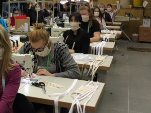 Liberecká průmyslovka vyrobí až 10 tisíc roušek. Zaměstnanci i studenti chtějí pomoci