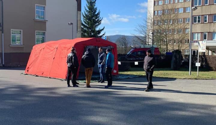 Příchozí do nemocnice musí projít kontrolou