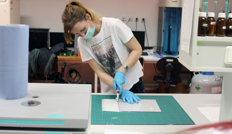 Výroba roušek s nanomateriálem na TULce.