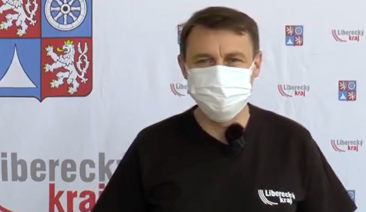 VIDEO: Hejtman vyzývá, aby lidé nosili roušky a zbytečně nechodili k lékařům