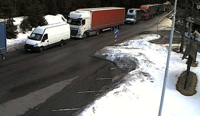 Kolona před přechodem do Polska v Harrachově měla večer deset kilometrů